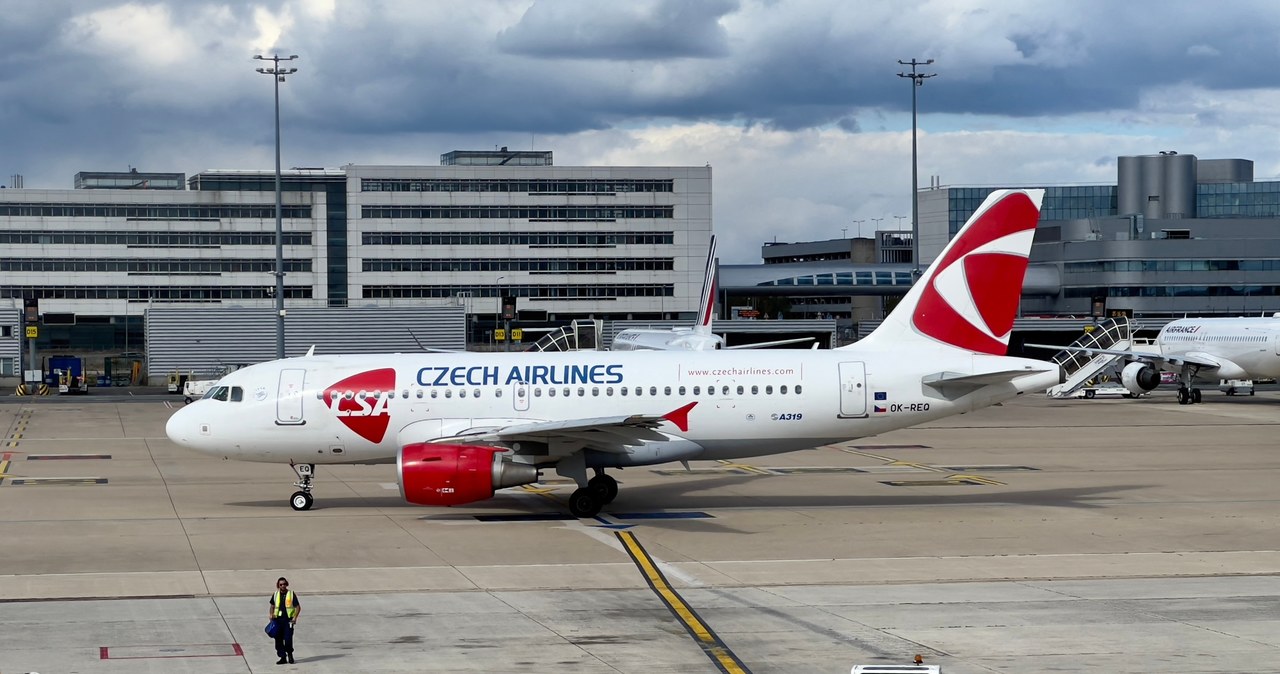 Samolot Czech Airlines na lotnisko w Paryżu - CSA zostały ostatecznie przejęte przez Smartwings /DANIEL SLIM / AFP /AFP