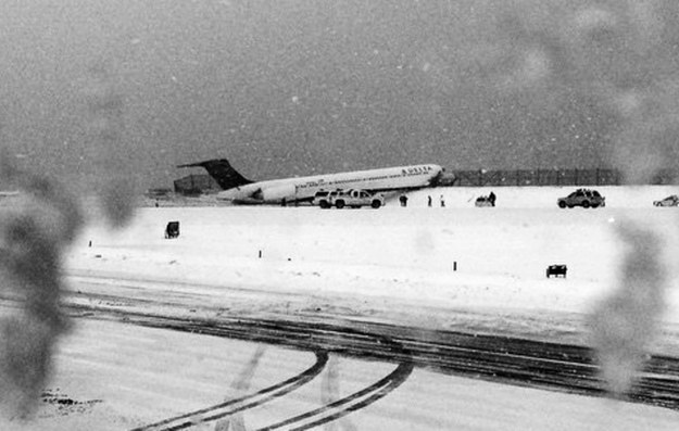 Samolot Delta Airlines wypadł z pasa, "nosem" przebił ogrodzenie lotniska i zatrzymał się na nasypie /KRISTINA GROSSMAN/HANDOUT /PAP/EPA