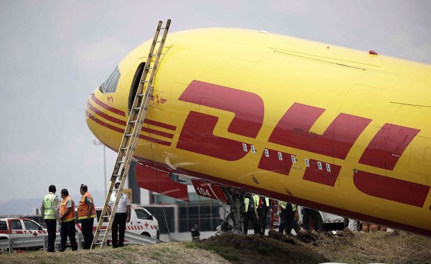 Samolot DHL złamał się podczas awaryjnego lądowania [ZDJĘCIA I FILMY] 