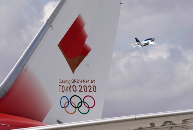 Samolot, którym przywieziony został ogień olimpijski na lotnisku w Japonii /KIMIMASA MAYAMA /PAP/EPA