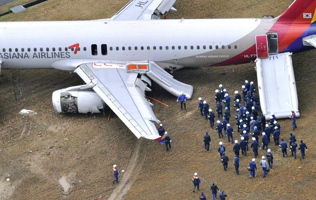 Samolot linii lotniczych Asiana Airlines zjechał z pasa startowego podczas lądowania /YOMIURI SHIMBUN /PAP/EPA