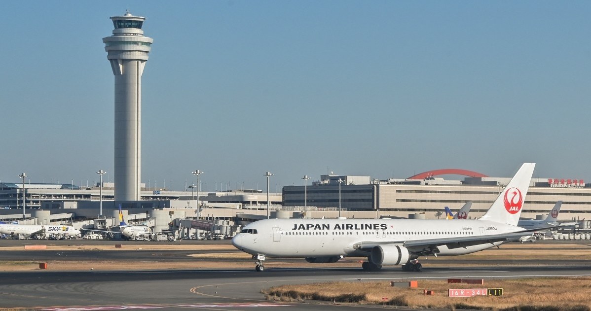 Samolot linii lotniczych Japan Airlines miał wylądować na lotnisku Haneda, jednak lot odwołano. /Richard A. Brooks /AFP