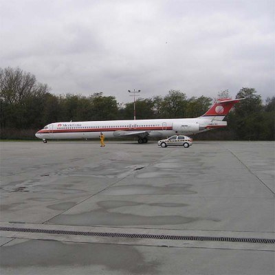 Samolot linii Meridiana na płycie lotniska w Balicach /INTERIA.PL