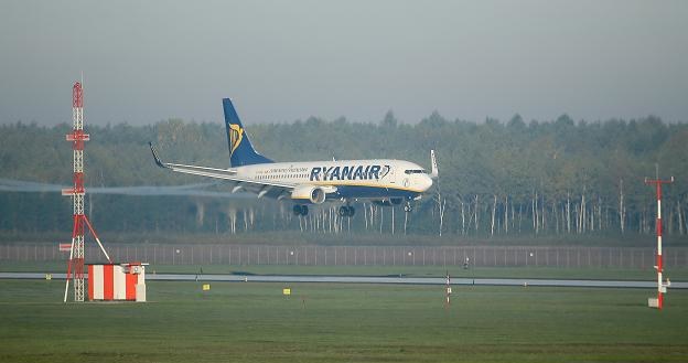 Samolot linii Ryanair ląduje na lotnisku w Modlinie k. Warszawy /PAP