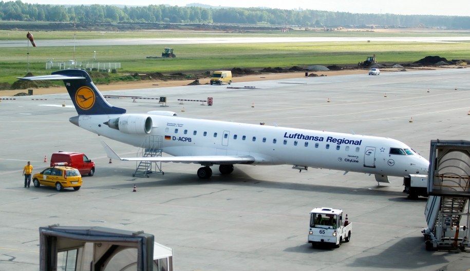 Samolot Lufthansy na płycie lotniska Katowice - Pyrzowice po awaryjnym lądowaniu /Andrzej Grygiel /PAP