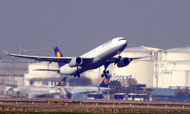 Samolot Lufthansy startujący z lotniska we Frankfurcie /DPA/Daniel Reinhardt /PAP