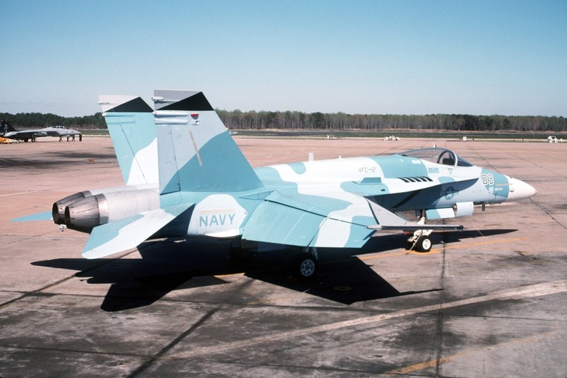 Samolot myśliwsko-szturmowy F/A-18 Hormet w schemacie malowania wykorzystywanym przez rosyjskie Su-27 /Wikimedia Commons – repozytorium wolnych zasobów /INTERIA.PL/materiały prasowe