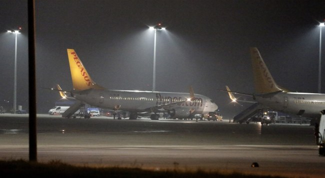 Samolot, na pokładzie którego doszło do incydentu /PAP/EPA/TOLGA BOZOGLU /PAP/EPA