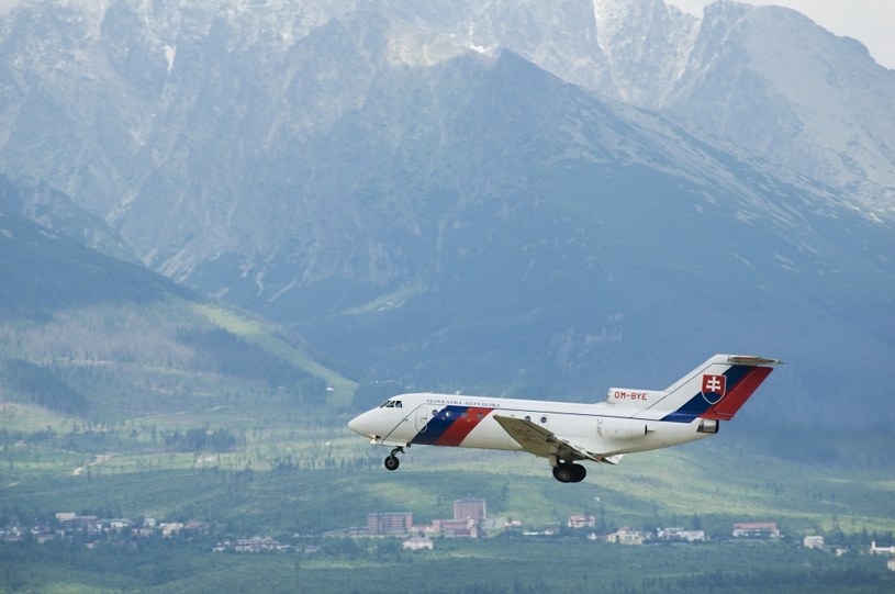 Samolot nad lotniskiem Poprad Tatry /123RF/PICSEL