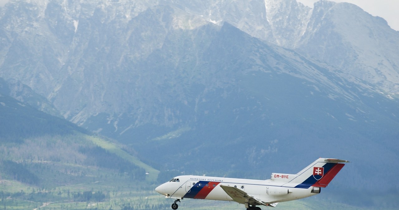 Samolot nad lotniskiem Poprad Tatry /123RF/PICSEL