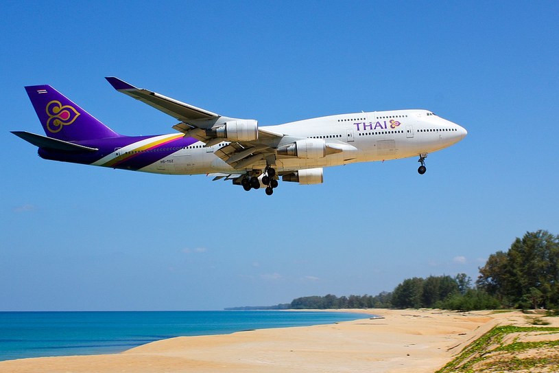 Samolot nad plażą Mai Khao w Phuket /Andy Mitchell/CC BY-SA 2.0 /Wikimedia