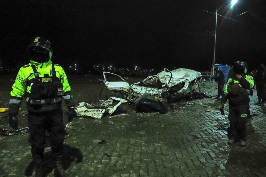 Samolot należący do boliwijskich sił powietrznych po wylądowaniu wypadł z pasa startowego i uderzył w pobliskie pojazdy /Gabriel Márquez /PAP/EPA