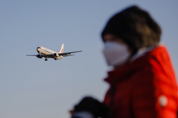 Samolot pasażerski lądujący w Pekinie na zdjęciu z 27 grudnia br. /WU HAO  /PAP/EPA