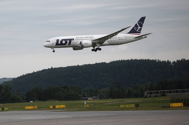 Samolot PLL LOT ląduje w Balicach /Łukasz Gagulski /PAP