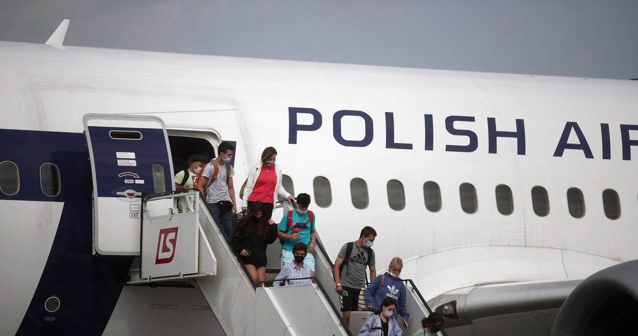 Samolot PLL LOT z Nowego Jorku po lądowaniu na lotnisku Kraków-Balice /Łukasz Gagulski /PAP