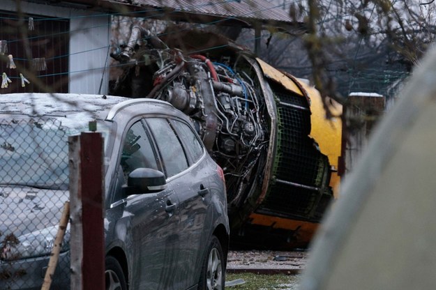 Samolot po tym jak spadł na ziemię uderzył w budynek mieszkalny /PETRAS MALUKAS/AFP/East News /East News