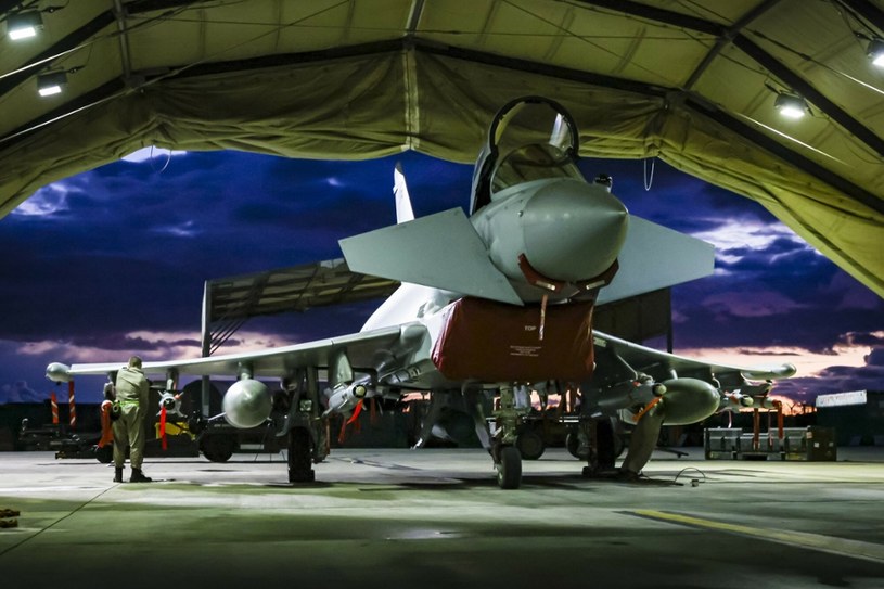 Samolot RAF Typhoon przygotowywany w celu przeprowadzenia ataków na cele Huti w sobotni wieczór (03.02.2024) /AS1 Leah Jones/Cover Images /East News