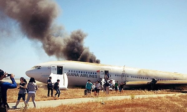 Samolot rozbił się podczas lądowania w San Francisco /YONHAP SOUTH /PAP/EPA