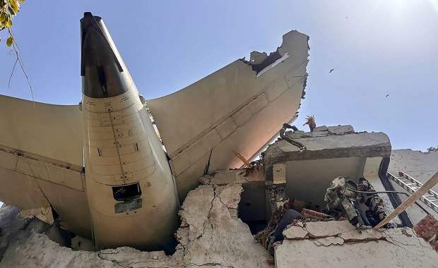 Samolot runął na budynki. Koszmarny bilans ofiar katastrofy w Indiach