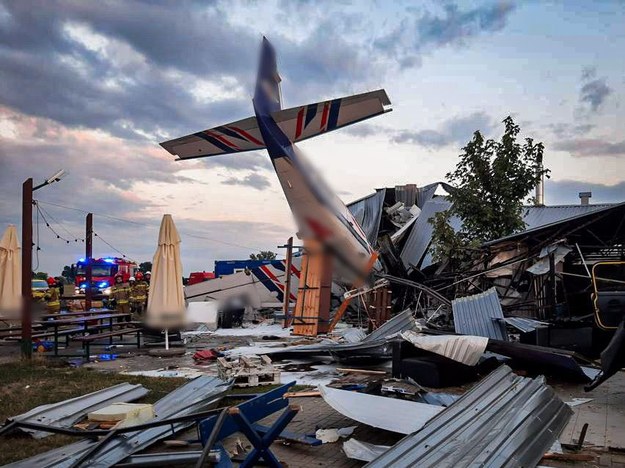 Samolot runął na hangar, zginęło 5 osób /PSP /Twitter