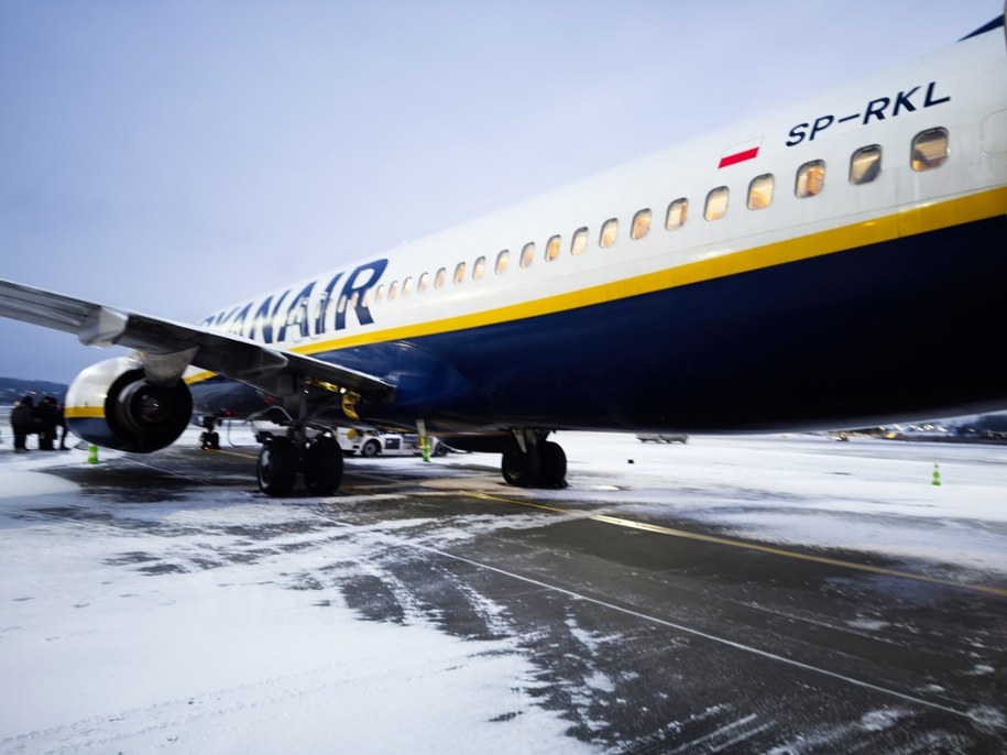 Samolot Ryanair na płycie Kraków Airport. /Shutterstock