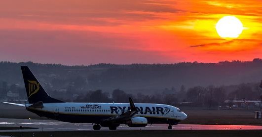 Samolot Ryanaira na lotnisku Kraków Balice. Fot. Michał Adamowski /Reporter