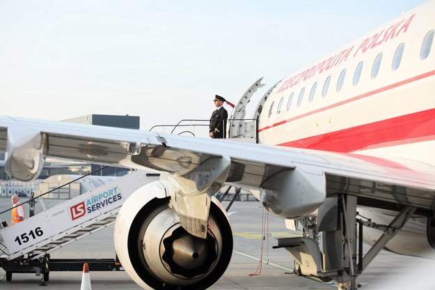 Samolot rządowy Embraer 175 na lotnisku w Warszawie /Leszek Szymański /PAP