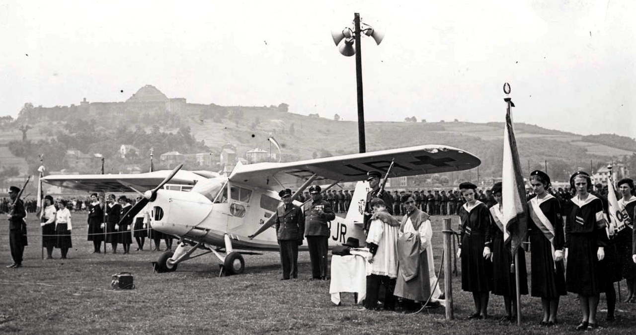 Samolot sanitarny RWD-13s "Św. Urszula" ufundowany przez Zakłady Naukowo-Wychowawcze i uczennice Sióstr Urszulanek, na krakowskich Błoniach, 18 czerwca 1939 r. /materiały prasowe