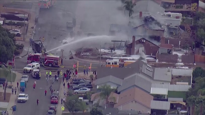 Samolot spadł na domy mieszkalne /CityofSantee / TWITTER / CBS /AFP