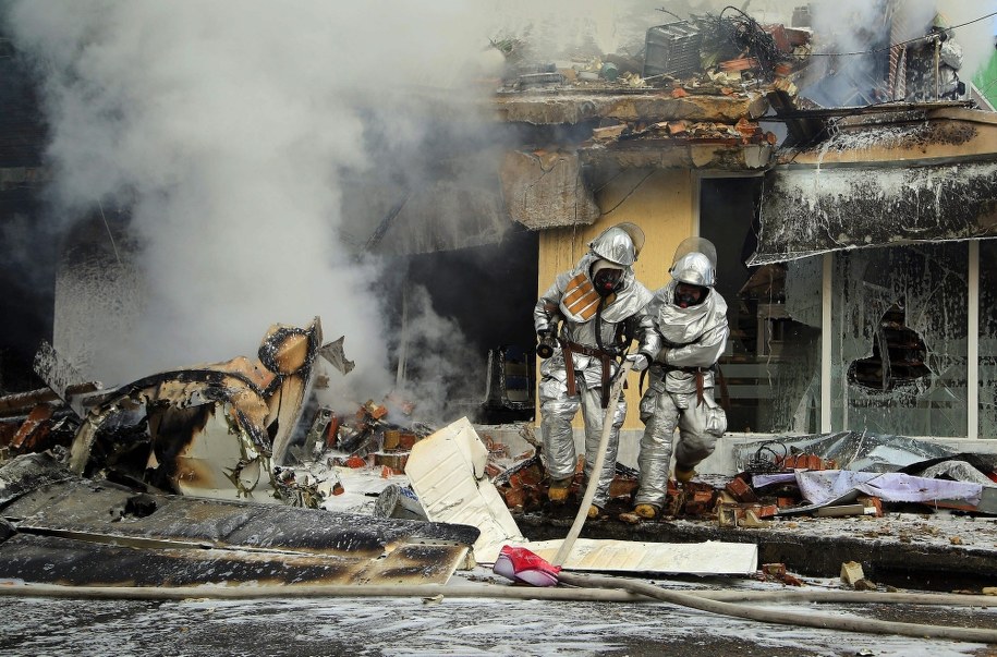 Samolot spadł na osiedle domów mieszkalnych w Bogocie /MAURICIO OSORIO /PAP/EPA