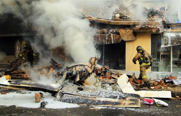 Samolot spadł na osiedle domów mieszkalnych w Bogocie /MAURICIO OSORIO /PAP/EPA