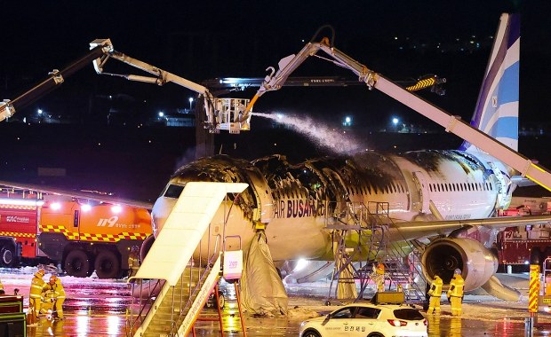 Samolot stanął w ogniu na płycie lotniska. Dramatyczne sceny w Korei Południowej