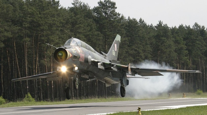 Samolot Su-22, wciąż wykorzystywany w polskim lotnictwie, na DOL Kliniska w 2003 roku /Robert Stachnik /Reporter