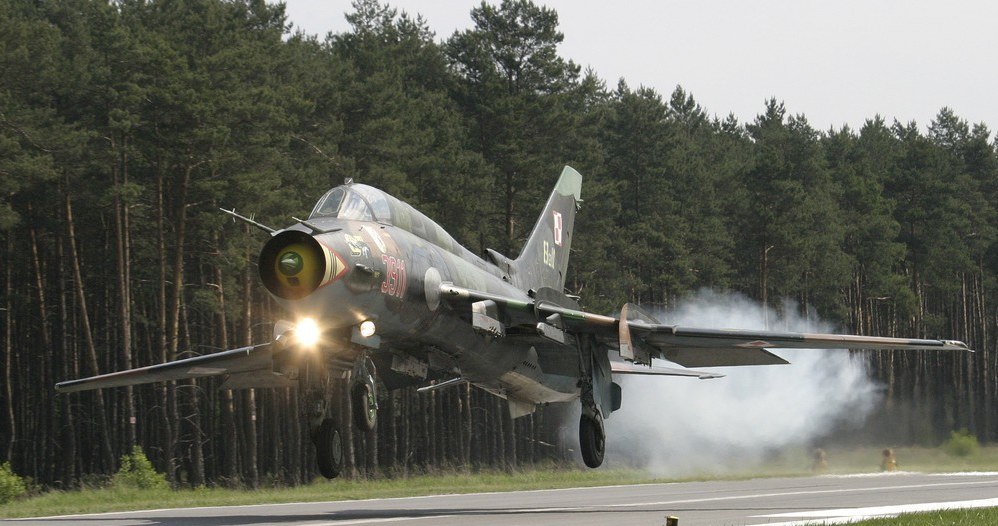 Samolot Su-22, wciąż wykorzystywany w polskim lotnictwie, na DOL Kliniska w 2003 roku /Robert Stachnik /Reporter