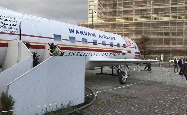 ​Samolot szpecący centrum Warszawy ma zniknąć. "Typowy polski kicz"
