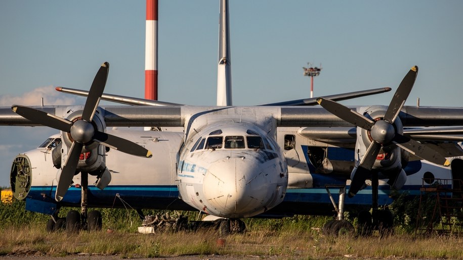 Samolot transportowy Antonow An-24 /Telsek /Shutterstock