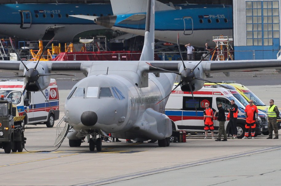 Samolot transportowy Wojska Polskiego CASA C-295 z osobami poszkodowanymi w wypadku polskiego autokaru w Chorwacji na pokładzie w Warszawie na Okęciu /Paweł Supernak /PAP
