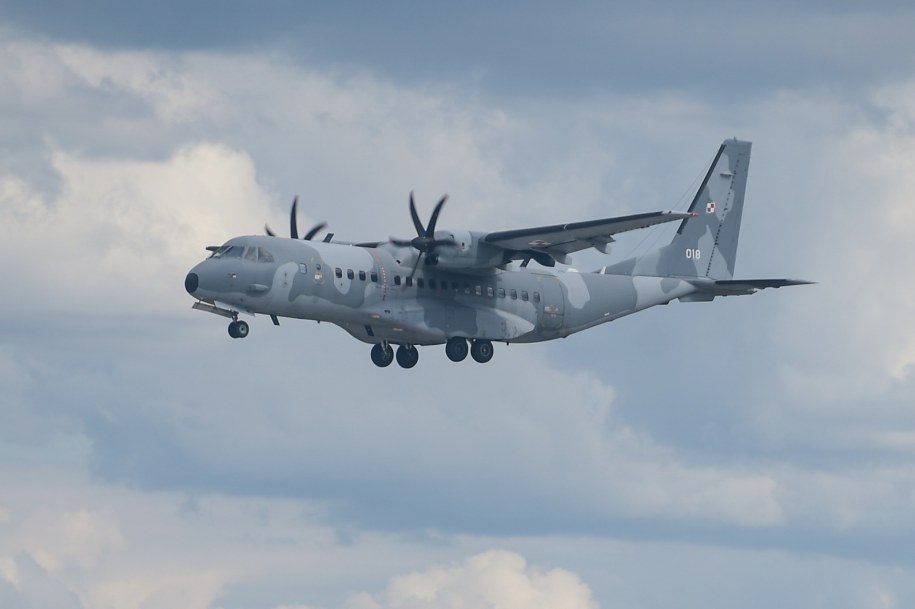 Samolot transportowy Wojska Polskiego CASA C-295 z osobami poszkodowanymi w wypadku polskiego autokaru w Chorwacji na pokładzie ląduje w Warszawie na Okęciu /Marcin Obara /PAP