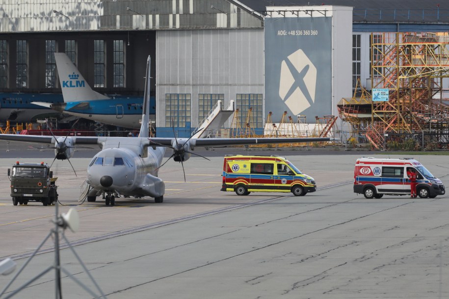 Samolot transportowy Wojska Polskiego CASA C-295 z osobami poszkodowanymi w wypadku polskiego autokaru w Chorwacji na pokładzie w Warszawie na Okęciu /Paweł Supernak /PAP
