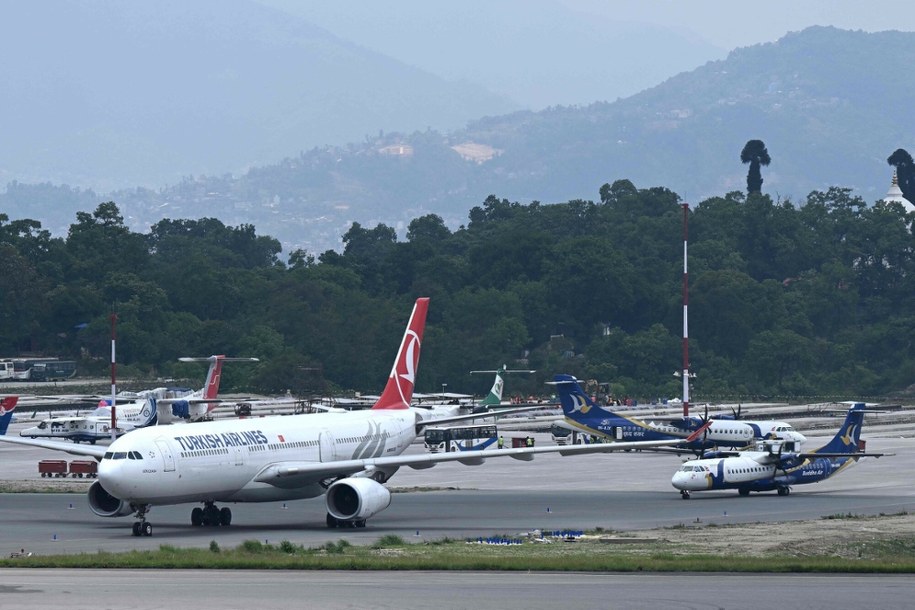Samolot Turkish Airlines na lotnisku w Katmandu /PRAKASH MATHEMA/AFP /East News