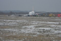 Samolot ugrzązł w błocie poza pasem startowym w Katowicach