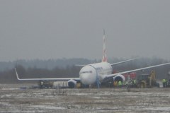 Samolot ugrzązł w błocie poza pasem startowym w Katowicach