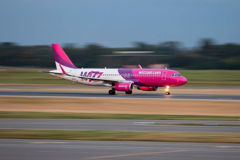Samolot Wizz Air z powodu awantury na pokładzie musiał awaryjnie lądować w Nicei /Shutterstock