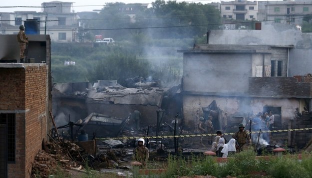 Samolot wojskowy runął na dzielnicę mieszkaniową w pakistańskim mieście Rawalpindi /T. MUGHAL  /PAP/EPA