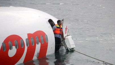 Samolot wpadł do oceanu i złamał się na pół  