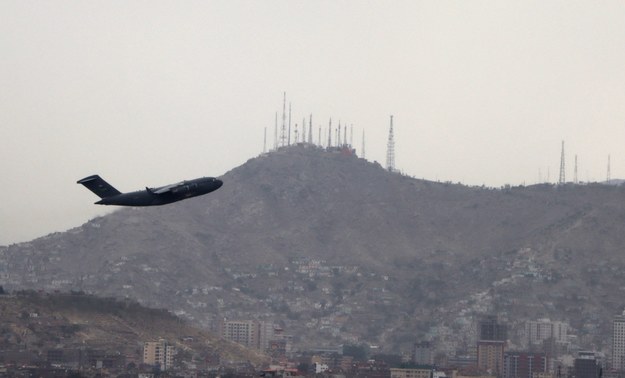 Samolot wylatujący z lotniska w Kabulu. /STRINGER /PAP/EPA