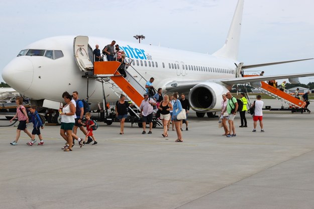 Samolot z ewakuowanymi turystami z greckiej wyspy Rodos wylądował na lotnisku w Łodzi /Marian Zubrzycki /PAP