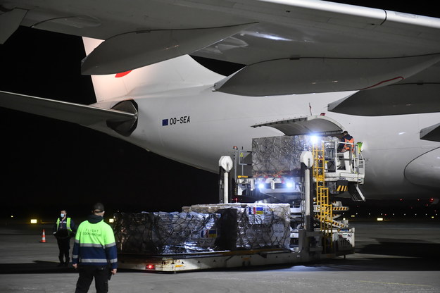Samolot z francuską pomocą humanitarną dla Ukrainy i dla uchodźców ukraińskich w Polsce po wylądowaniu na lotnisku Okęcie w Warszawie /Radek Pietruszka /PAP