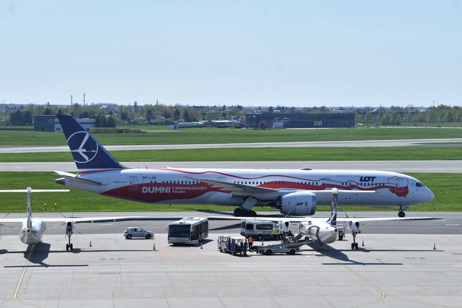 Samolot z New Delhi, którym podróżują kolejne osoby wymagające pilnej opieki medycznej, stojący na płycie lotniska Okęcie w Warszawie /Radosław Pietruszka /PAP