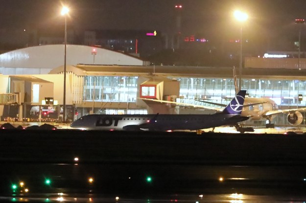 Samolot z osobami ewakuowanymi z Afganistanu ląduje na lotnisku Okęcie w Warszawie / 	Paweł Supernak   /PAP